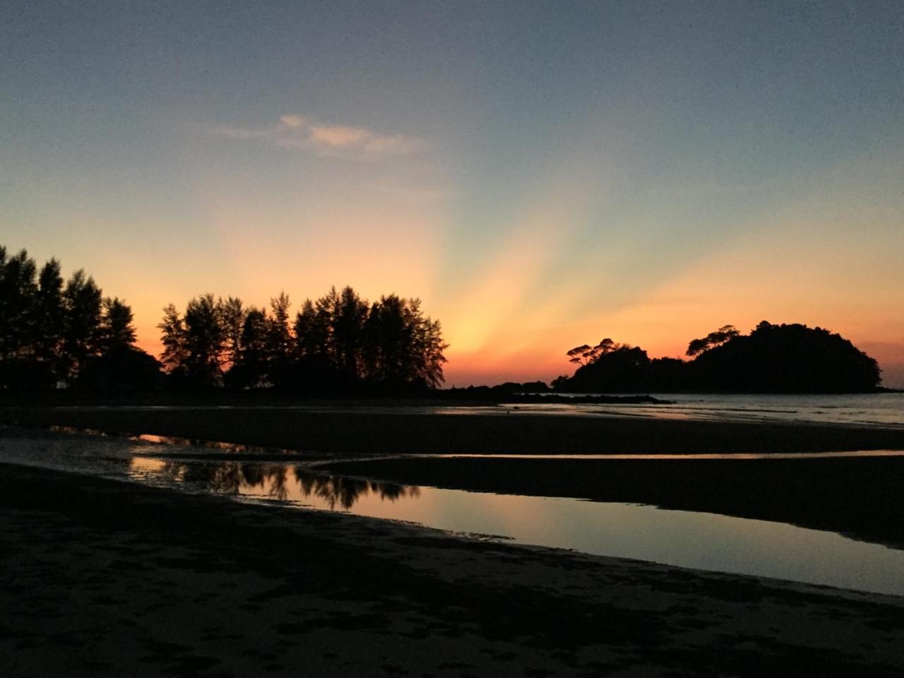 Sea Rounding Hotel Ko Phra Thong Bagian luar foto